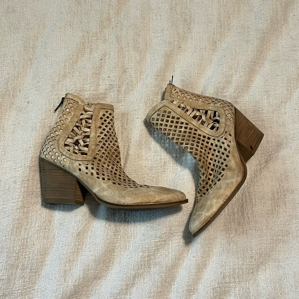 Coconuts cut out booties